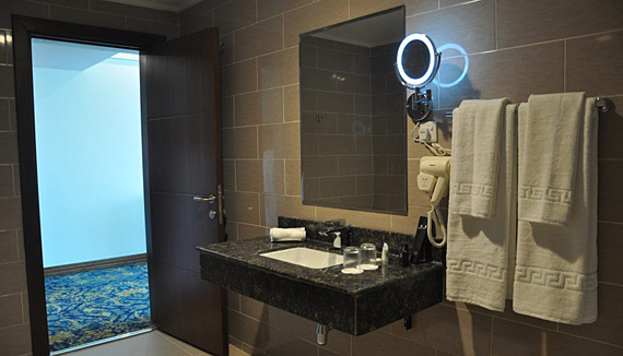 10_SurGrandHotel_bathroom_normal